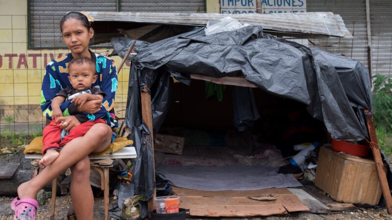 Famílias venezuelanas vivem em acampamentos improvisados na fronteira com o Brasil em Roraima