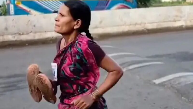 Mãe corre descalça e vence prova para garantir material escolar da filha na Índia