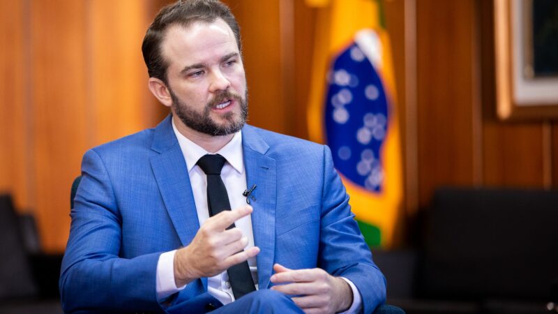 Ministro da Fazenda aponta vínculo entre empresa do filme sobre Bolsonaro e recursos do crime organizado