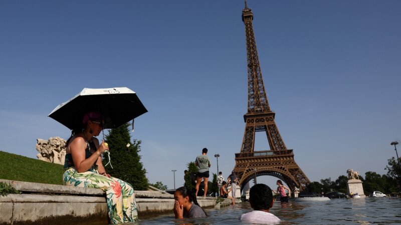 Paris abre investigação após exclusão de funcionárias durante visita de grupo religioso à Torre Eiffel