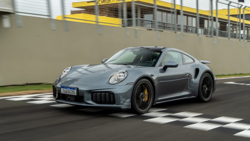 Porsche 911 Turbo S: potência e tecnologia que facilitam o controle do esportivo de R$ 2,1 milhões