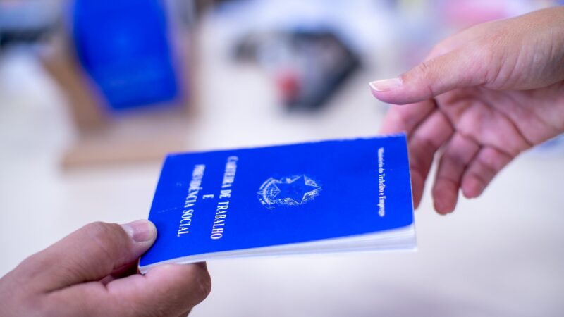 Taxa de desemprego cai para 5,3% em agosto e número de trabalhadores bate recorde no Brasil