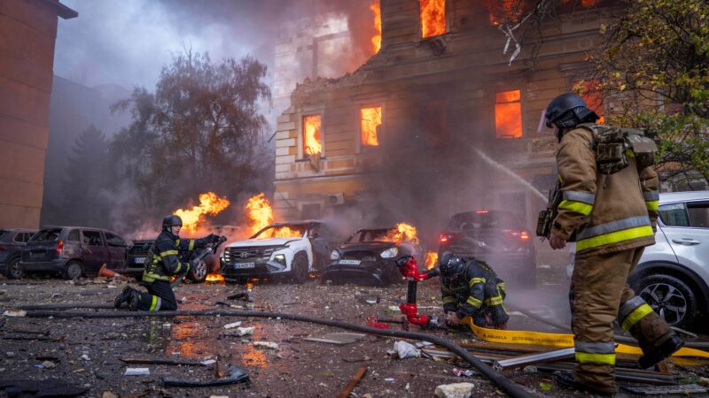 Ataques russos bloqueiam pontes em Kiev e causam engarrafamentos na capital ucraniana