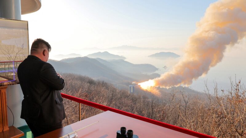 Coreia do Norte testa míssil com inteligência artificial que ajusta trajetória de voo
