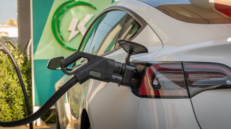 Estudo aponta que trocar carro a combustão por elétrico pode reduzir emissões, mesmo com veículo novo