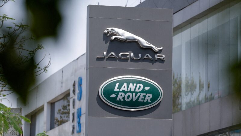 Jaguar Land Rover anuncia corte de 4 mil empregos para conter custos e enfrentar desafios do setor
