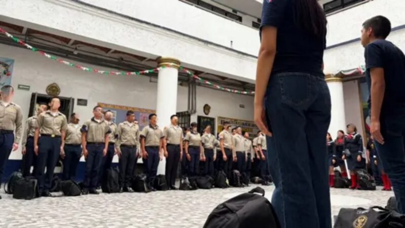 México encerra modelo militarizado nas escolas e busca nova abordagem educacional