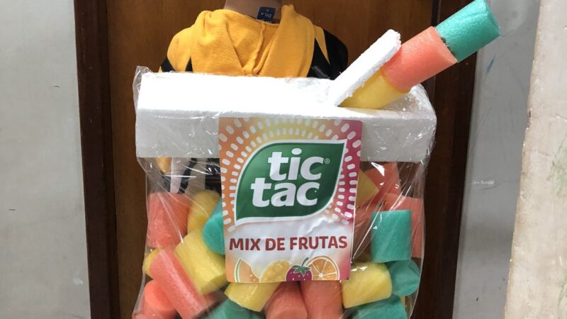 Pais inovam com mochilas malucas em escolas durante o mês das crianças