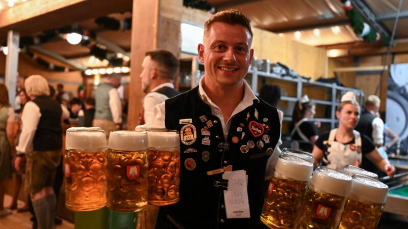 Preço da água supera o da cerveja em tendas da Oktoberfest em Munique