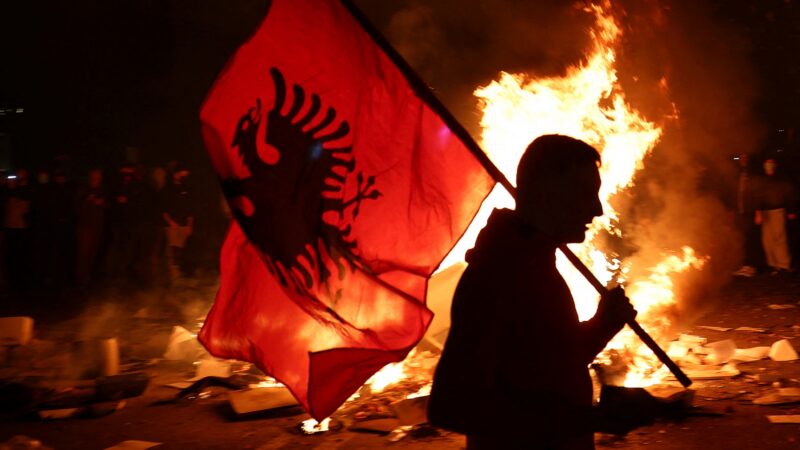 Protestos estudantis na Albânia resultam em incêndio no Ministério da Educação