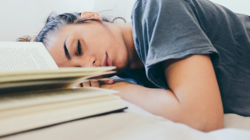 Qualidade do sono é principal fator para saúde mental e desempenho escolar em adolescentes, indica estudo