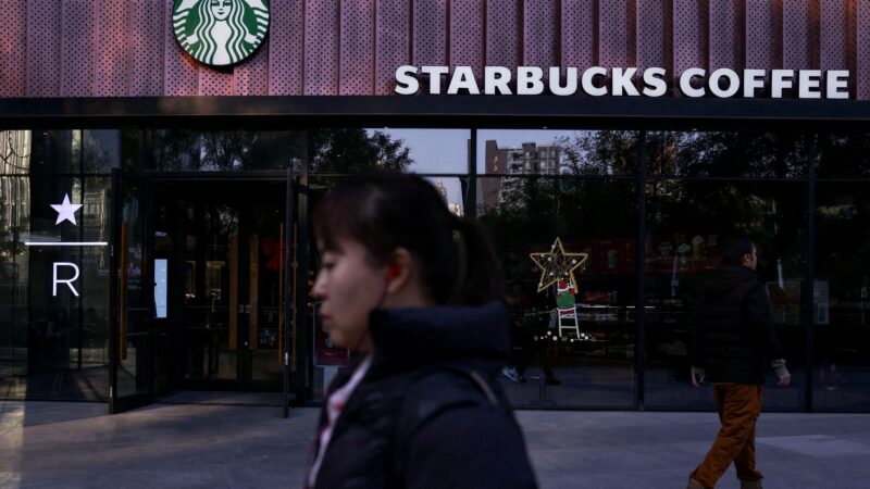 Starbucks nos EUA enfrenta processo por anunciar bebidas como ‘sem açúcar’ apesar da presença de lactose