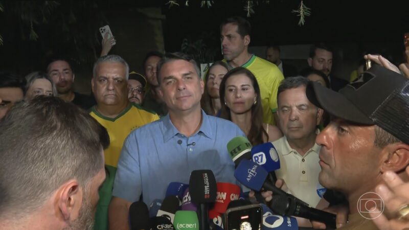 Vídeo com Flávio Bolsonaro prometendo cortar 13º salário e aposentadorias é falso e criado com IA