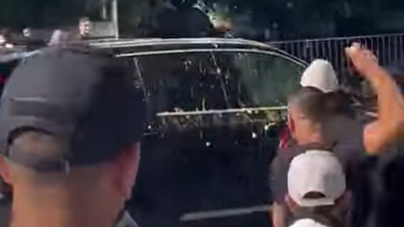 Vídeo de ataque a carro com ovos atribuído a Janja é falso; gravação é de protesto na Albânia