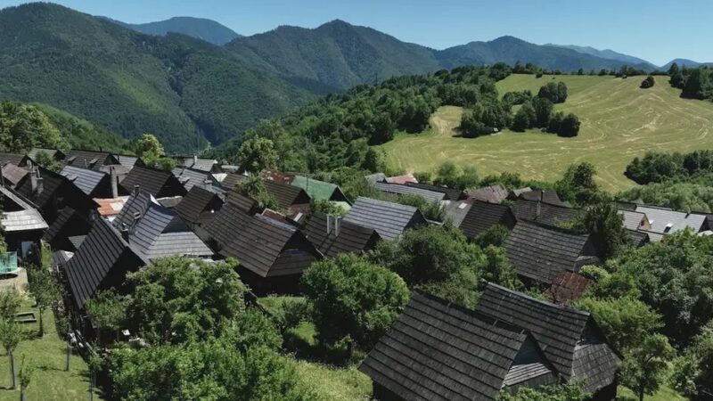 Vlkolínec, vila eslovaca, debate futuro após pressão do turismo e título da Unesco